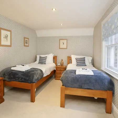 بيت للعطل 1 The Kings Within The Walls