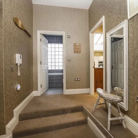 بيت للعطل 1 The Kings Within The Walls